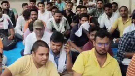 उत्तर प्रदेश शिक्षा सेवा चयन आयोग के बाहर आज तीसरे दिन भी अभ्यर्थियों का धरना जारी