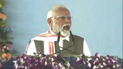 बिहार में रेलवे की हालत भी अब तेजी से बदल रही है। आज बिहार में वर्ल्ड क्लास वंदे भारत ट्रेनें चल रही हैं। रेलवे लाइनों को डबल और ट्रिपल किया जा रहा है। छपरा, मुजफ्फरपुर, कटिहार जैसे इलाकों में काम तेजी से चल रहा हैः माननीय प्रधानमंत्री श्री
