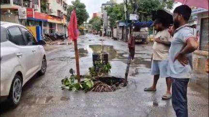 ব্যারাকপুর ২: ব্যারাকপুর জেআরআর রোডে ধস, পদক্ষেপের আশ্বাস পৌর প্রশাসনের
#jansamasya