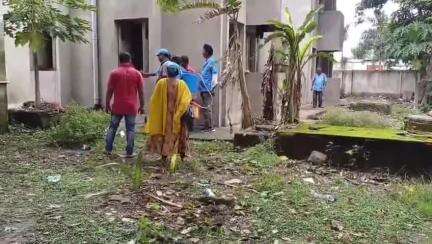 ভাতার: ভাতার থানায় যেখানে সেখানে নোংরা আবর্জনা, উপপ্রধানের উপস্থিতিতে গ্রাম পঞ্চায়েতের উদ্যোগে তা পরিষ্কার করা হলো
