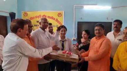 महेंद्रगढ़: महेंद्रगढ़ के मॉडल संस्कृति स्कूल में प्रतिभावान विद्यार्थियों का सम्मान, लैपटॉप वितरित