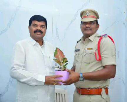 మణుగూరు: ఎమ్మెల్యేను మర్యాదపూర్వకంగా కలిసిన మణుగూరు సిఐ నాగబాబు మణుగూరు సింగరేణి జిఎం సివిల్ వెంకటేశ్వర్లు