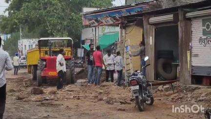 नेपानगर: शाहपुर बुरहानपुर रोड पर प्रशासन का बुलडोजर, पक्का अतिक्रमण हटाया गया