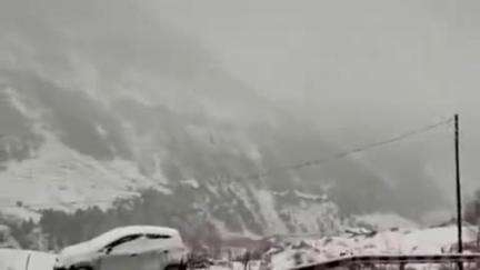 कुल्लू: चोटियों पर बर्फबारी शुरू, कुल्लू में जमकर बरसे बादल