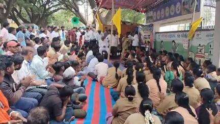 ಚಿತ್ರದುರ್ಗ: ಸಿ ಎಂ ಸಿದ್ದರಾಮಯ್ಯ ಅವರು ಪೌರ ನೌಕರರ ಬೇಡಿಕೆ ಈಡೇರಿಸಬೇಕು, ನಗರದಲ್ಲಿ ಮಾಜಿ ಶಾಸಕ ಜಿ ಹೆಚ್ ತಿಪ್ಪಾರೆಡ್ಡಿ