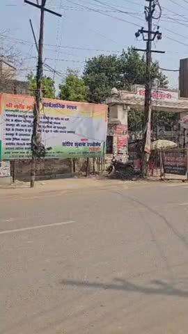 कानपुर: प्रधानमंत्री के कानपुर आगमन से पहले कांग्रेस द्वारा जिलाधिकारी कार्यालय के बाहर लगाई गई होल्डिंग को पुलिस ने हटाया