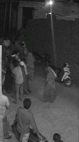 मेरठ: लिसाडी गेट में इंस्टाग्राम देखने को लेकर बच्चों में हुई मारपीट, बड़े भिड़े, जमकर चले लाठी-डंडे, 4 घायल, वीडियो वायरल