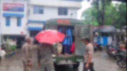 দিনহাটা ১: দিনহাটা রেলস্টেশন চৌপথিতে ২৮ জন বাংলাদেশি নাগরিককে গ্রেফতারের পর দিনহাটা মহকুমা আদালতে পাঠাল পুলিশ