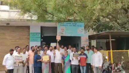 ಚಳ್ಳಕೆರೆ: ಜನ ಔಷಧಿ ಕೇಂದ್ರ ಸ್ಥಗಿತಗೊಳಿಸುವ ನಿರ್ಧಾರ ಹಿಂಪಡೆಯುವಂತೆ ನಗರದ ಸಾರ್ವಜನಿಕ ಆಸ್ಪತ್ರೆ ಮುಂಭಾಗ ಬಿಜೆಪಿ ಪ್ರತಿಭಟನೆ