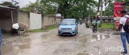 ৰঙিয়া ভাগ: ৰঙিয়া মহাবিদ্যালয়লৈ যোৱা পথত বৃহৎ গাঁতে সৃষ্টি কৰিছে মৰণফান্দৰ, সমস্যাত শিক্ষাৰ্থী তথা ৰাইজ #jansamasya