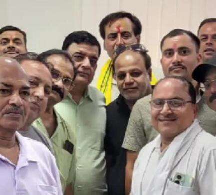 दतिया नगर: एयरपोर्ट के उद्घाटन को लेकर दतिया कलेक्टर और व्यापारियों के बीच कलेक्टर बंगले पर हुई बैठक