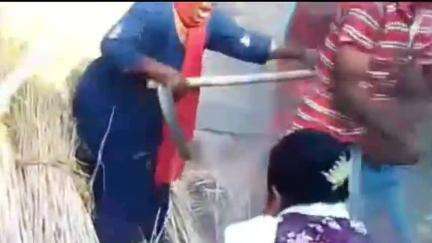 सोरांव: सोरांव तहसील के होलागढ़ थाना क्षेत्र में दो पक्षों के बीच मारपीट का वीडियो सोशल मीडिया पर वायरल, पुलिस ने दर्ज किया FIR