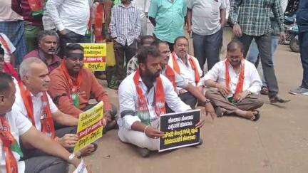 ತುಮಕೂರು: ಜನೌಷಧಿ ಕೇಂದ್ರ ಮುಚ್ಚುತ್ತಿರುವ ಕಾಂಗ್ರೆಸ್‌ ಸರ್ಕಾರದ ನಡೆ ಖಂಡಿಸಿ ಜಿಲ್ಲಾಸ್ಪತ್ರೆ ಎದುರು ಬಿಜೆಪಿಯಿಂದ ಮೌನ ಪ್ರತಿಭಟನೆ