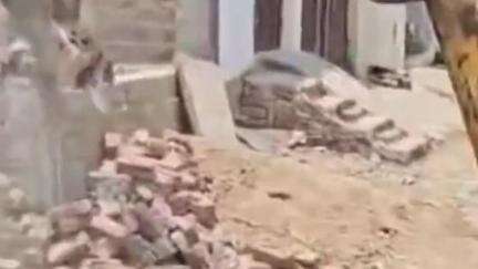 प्रयागराज विकास प्राधिकरण ने अवैध प्लाटिंग पर की कार्रवाई, 33 बीघा जमीन से हटाया अतिक्रमण