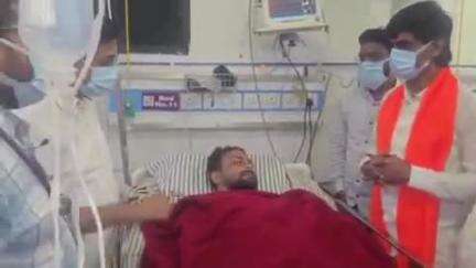 पैठण: जखमी आतीश गायकवाडची मराठा आंदोलक मनोज जरांगे यांनी दवाखान्यात जाऊन केली विचारपूस