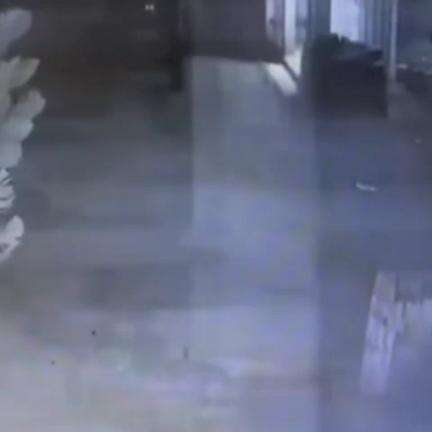 नीमराना: प्रताप सिंह पुरा गांव स्थित एक घर के अंदर खड़ी बाइक हुई चोरी, सीसीटीवी कैमरे में कैद हुई वारदात
