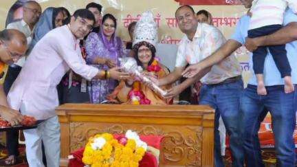 मथुरा: राष्ट्रपति ने साध्वी ऋतंभरा को पद्म भूषण सम्मान से किया सम्मानित, शिष्यों ने वृंदावन में पहनाया चांदी का मुकुट