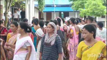 ধেমাজি: বৰদলনিত লাখপতি বাইদেউ আঁচনিৰ পৰা নাম কৰ্তন হোৱা শতাধিক মহিলাই ঘেৰাও কৰিলে বৰদলনি উন্নয়ন খণ্ডৰ কাৰ্যালয়