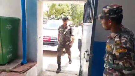 लखीसराय: ऑफिसर्स कॉलोनी स्थित वेयर हाउस में डीएम ने की एफएलसी कार्य की समीक्षा