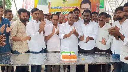 పెద్దపల్లి: ఐటీ పరిశ్రమల శాఖ మంత్రి దుద్దిల్ల శ్రీధర్ బాబు జన్మదిన వేడుకలు
