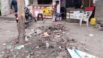 हाथरस: अलीगढ़ रोड लेबर कालोनी पर दुकानों के सामने नाले से निकाली गई गंदगी से दुकानदारों का जीना हुआ बेहाल
#jansamasya