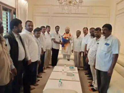 ಶಿಡ್ಲಘಟ್ಟ: ನಗರದಲ್ಲಿ ನೂತನವಾಗಿ ನೇಮಕವಾದ ಡಿಸಿಸಿ ಬ್ಯಾಂಕ್ ನಿರ್ದೇಶಕ ಮೋಹನ್ ರೆಡ್ಡಿಯವರಿಗೆ ಅಭಿನಂದನೆ,ಕೆಪಿಸಿಸಿ ಸಂಯೋಜಕ ರಾಜೀವ್ ಗೌಡ ಮತ್ತಿತರರು ಭಾಗಿ