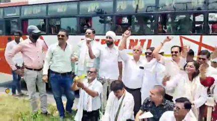 झांसी: झांसी में एयरपोर्ट ना बनने पर कांग्रेसियों ने कागज के एयरोप्लेन बनाकर इलाइट चौराहे पर उड़ाए, जताया विरोध