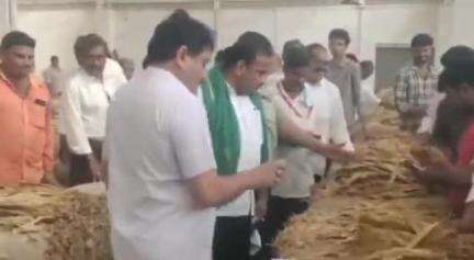 పొగాకు వేలం కేంద్రాన్ని సందర్శించిన ఎమ్మెల్యే ఇంటూరి నాగేశ్వర రావు.