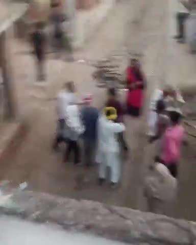 कालपी: ग्राम चमारी में दबंगों ने घर में घुसकर परिवार के साथ की मारपीट, एक व्यक्ति को छत से फेंका, वीडियो सोशल मीडिया पर वायरल
