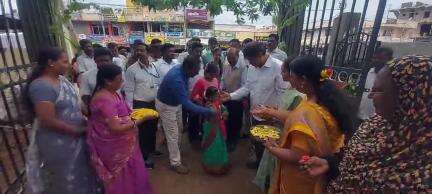 ಹನೂರು: ಶೈಕ್ಷಣಿಕ ವರ್ಷ ಆರಂಭದ ಹಿನ್ನೆಲೆ‌‌ ಪಟ್ಟಣದ ಸರ್ಕಾರಿ ಶಾಲೆಯಲ್ಲಿ ಮಕ್ಕಳಿಗೆ ಹೂ‌ ನೀಡಿ ಆತ್ಮೀಯವಾಗಿ ಬರಮಾಡಿಕೊಂಡ ಶಾಸಕ ಎಮ್ ಆರ್ ಮಂಜುನಾಥ್