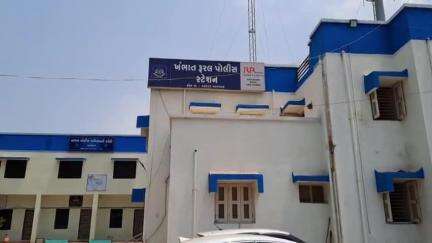 ખંભાત: વાસણામાં ઘરની ઓસરીમાં સુતેલા દંપતિ પર અજાણ્યા ઈસમે લાકડાના ડંડાથી હુમલો કર્યો.