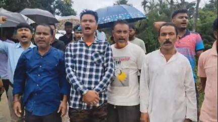 আমগুৰি: ঐতিহাসিক ধোদৰ আলি লেহেমীয়া গতিত নিৰ্মাণ কাৰ্য চলোৱাৰ বিৰোধীতাৰে  বেলিমুখীয়াত কৃষক মুক্তি,সদৌ অসম মহিলা সমিতিৰ পথ অৱৰোধ