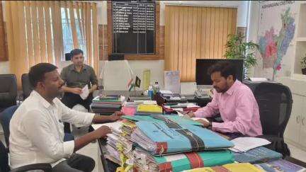 किशनगंज: जिलाधिकारी विशाल राज ने सुनीं लोगों की समस्याएं