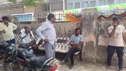 તળાજા: પસવી:પોતાની વાડીએ ટ્રેક્ટર સાથે અકસ્માતે ખેડૂતનું મો..એકને ઇજા
