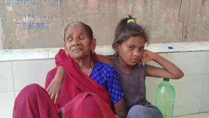 उन्नाव: फतेहपुर चौरासी थाना क्षेत्र के दम्मलखेड़ा निवासी युवक की सड़क हादसे में मौत, पोस्टमार्टम हाउस में मां हुई भावुक