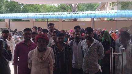 बूंदी: भैरूपुरा बरडके के ग्रामीणों ने जिला कलेक्ट्रेट में समस्या के समाधान को लेकर एसडीएम को ज्ञापन दिया