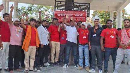 गाज़ीपुर: वेतन, बीमा और सम्मान की मांग को लेकर सड़कों पर उतरे आपदा मित्र, डीएम के माध्यम से सीएम को सौंपा ज्ञापन #jansamasya