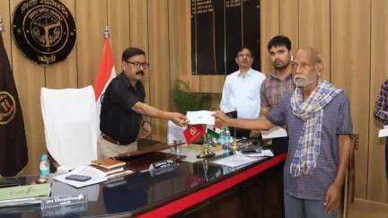बरेली: कलेक्ट्रेट में डीएम ने अग्निकांड से प्रभावित किसानों को सहायता राशि के चेक वितरित किए