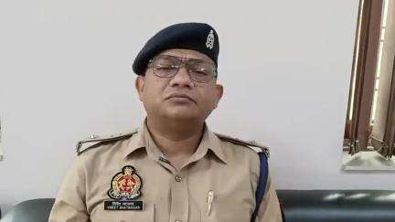 हापुड:पिलखुवा क्षेत्रांर्तगत बम्बे में एक अज्ञात महिला का शव मिलने की सूचना पर SP CITY द्वारा घटनास्थल का निरीक्षण किया