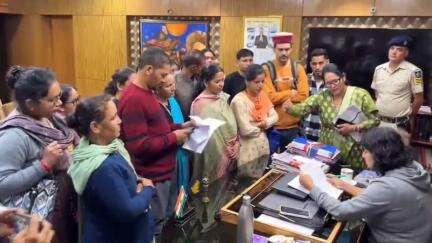कुल्लू: बलाधी गांव के छात्रों ने स्कूल जाना किया बंद, नदी में पुल न होने से बच्चों की जान खतरे में