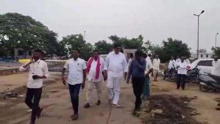 నిర్మల్: సారంగాపూర్ మండల కేంద్రంలోని మార్కెట్ యార్డులో ఏర్పాటు చేసిన జొన్నల కొనుగోలు కేంద్రాన్ని సందర్శించిన బీఆర్ఎస్ నాయకులు