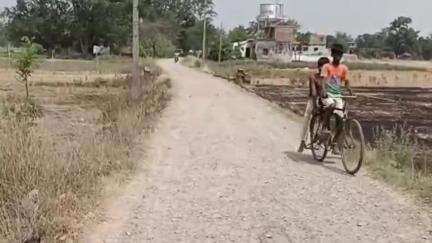 इटवा: रजवापुर से गौरा बाजार दो किलोमीटर लम्बी सड़क टूटकर हुई जर्जर, राहगीरों को आवागमन में हो रही परेशानी #jansamasya