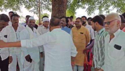 जालना: जालना-नांदेड समृद्धी महामार्ग देवमूर्ती येथे 
शेतकऱ्याच्या धरणे आंदोलनाला विरोधी पक्ष नेते अंबादास दानवे यांची भेट..