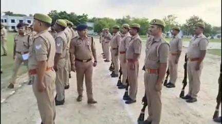 खलीलाबाद: पुलिस अधीक्षक संदीप कुमार मीणा ने रिजर्व पुलिस लाइन परेड ग्राउंड में साप्ताहिक परेड का किया निरीक्षण