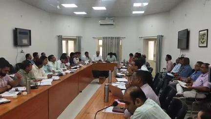 बड़गांव: कलेक्ट्रेट स्थित सभागार में जिला कलेक्टर की अध्यक्षता में हुई राजस्व अधिकारियों की बैठक, दिए आवश्यक दिशा-निर्देश