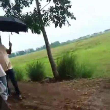 দাসপুর ১: নিচ নাড়াজোলে বেহাল রাস্তা, বাঁশের ডুলি করে নিয়ে যাওয়া হচ্ছে রোগীকে #jansamasya