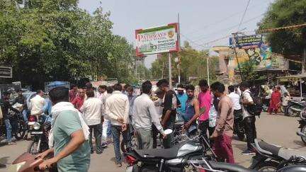 बूंदी: शहर के अहिंसा सर्किल पर बाइक व स्कूटी के बीच हुई जोरदार टक्कर, एक व्यक्ति हुआ घायल