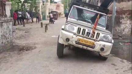 चिड़ावा: चिड़ावा के वार्ड 18 में खुला चैंबर बना मुसीबत का सबब, सरियों से लदी पिकअप फंसी
