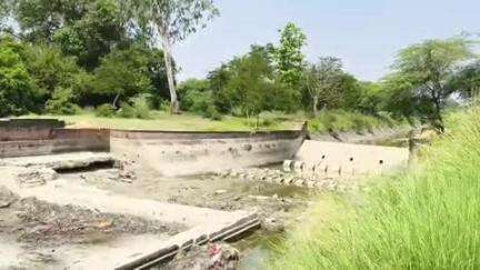 जयसिंहपुर: शारदा सहायक खंड 16 नहर बरेहता के पास तेज पानी के बहाव से कटी पटरी, आपस में मिला दोनों नहरों का पानी