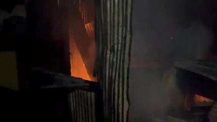 মোহনপুর: গতকাল রাতে মহারাজগঞ্জ সবজি বাজারে অগ্নিকান্ডে ক্ষতিগ্রস্ত দোকানগুলি পরিদর্শনে যান ডেপুটি মেয়র সহ এলাকার কাউন্সিলর